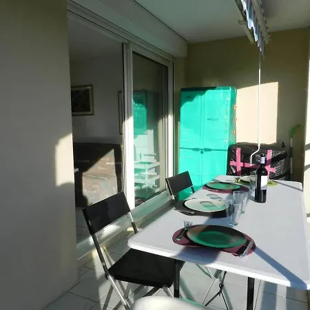 Le Lavandou, 2 Pieces, 4 Personnes - Fr-1-713-43 Apartment